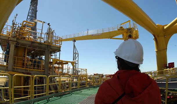 Funcionários de 40 plataformas da Petrobras, na Bacia de Campos, aprovaram uma greve, ainda sem data definida, em meio às negociações sobre o Acordo Coletivo de Trabalho deste ano; Bacia de Campos representa atualmente cerca de 50% da produção de petróleo do Brasil; outras plataformas também poderão aderir às paralisações, segundo o diretor do Sindipetro-NF Valdick Oliveira; posicionamento dos empregados ocorre após a Petrobras ter mantido, em 10 de novembro, proposta de reajuste salarial de 1,73%
