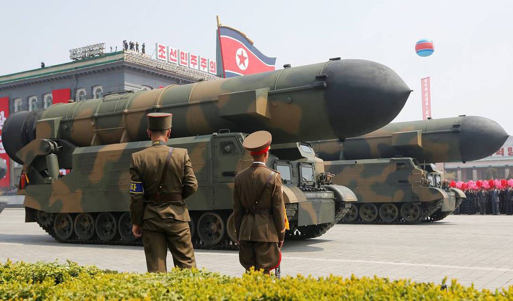 Coreia do Norte advertiu que irá tomar medidas "impiedosas de autodefesa" se os Estados Unidos impuserem um bloqueio naval, que Pyongyang vê como "um ato de guerra"; agência de notícias KCNA disse que um bloqueio naval seria uma "violação arbitrária" da soberania e dignidade do país; "Se os Estados Unidos e seus seguidores tentarem impor o bloqueio naval contra nosso país, nós veremos isso como um ato de guerra e responderemos com contramedidas impiedosas de autodefesa, como temos advertido repetidamente", disse a agência