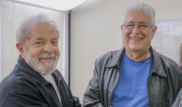 "Requião é o candidato dois-em-um: pode ser o vice e pode ser o plano B de Lula", escreve o colunista Alex Solnik sobre as negociações, reveladas pelo 247, de que o senador paranaense pode ser candidato na chapa do petista; "Há um longo caminho até a coisa se consumar, ele precisa sair do PMDB – em outro furo, o 247 informou hoje que ele poderá se filiar ao PT – e tudo o mais, mas o senador poderá ser aquele vice que, em caravana com Lula pelos quatro cantos do país ficará mais conhecido do que já é, principalmente no Nordeste, e se, no dia 15 de setembro houver a percepção de que Lula será impedido, ele entra em campo em seu lugar, com seu programa, com seu apoio, com sua liderança", explica