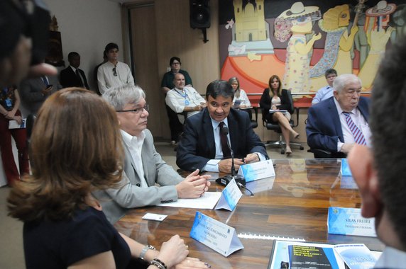 O governador Wellington Dias firmou em reunião no Salão Nobre da Reitoria da UFPI, compromisso do Estado para a construção do Parque Tecnológico do Piauí; instituições de pesquisa estaduais como a Universidade Estadual do Piauí (Uespi) e a Fundação de Apoio à Pesquisa (Fapepi) também foram representandos no encontro que é considerado um grande passo para a implantação de um polo de tecnologia no estado; “Poder aqui trabalhar aquilo que o Piauí tem grande potencial: o agronegócio, a área da saúde, vinculado ao estudo do câncer, o fármaco, a área da tecnologia, das energias renováveis, eólica, solar, biomassa e outras alternativas. Eu creio que teremos grandes resultados”, pontuou Dias