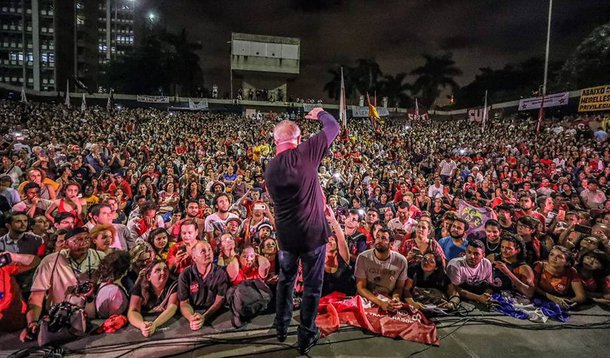 Em um artigo publicado em seu site, o ex-senador Roberto Saturnino Braga, destaca que o ex-presidente "Lula sempre foi um político extremamente competente, desde sua lide como sindicalista; agora, perseguido, ameaçado, difamado, enviuvado, sofrido, virou um sábio. Sábio no conhecimento, sábio na expressão, sábio no trato humano. Sabe de tudo da política do mundo e do Brasil; sabe o que é o equilíbrio e a maturidade, a dimensão certa do bom-senso; sabe o que é a alma humana e a alma brasileira; sabe dizer tudo o que pensa e o que sabe com uma brasilidade completa, uma qualidade brasileira insuperável"