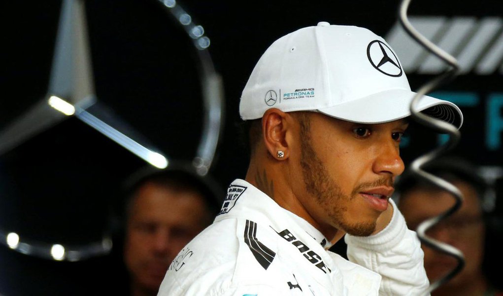 Funcionários da equipe Mercedes da F-1 foram assaltados na noite de sexta-feira (10), quando deixavam o autódromo de Interlagos, na Zona Sul de São Paulo; "Alguns integrantes do meu time foram abordados por homens armados quando deixavam o circuito no Brasil. Tiros foram disparados, e armas foram apontadas para a cabeça de alguns. É muito desapontador ouvir isso", escreveu o tetracampeão Lewis Hamilton; "Isso acontece todo ano aqui. A Fórmula 1 e as equipes precisam fazer mais. Não há desculpas", completou