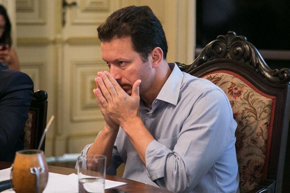 A Prefeitura de Porto Alegre encaminhou uma retificação ao Projeto de Lei Complementar que trata de alterações no pagamento de gratificações aos servidores municipais; com o projeto, o Executivo propõe acabar com os regimes de tempo integral e dedicação exclusiva que, atualmente, garantem gratificações que podem dobrar o salário ao aumentar de 30 para 40 horas semanais a carga horária; o PLC ainda sugere a extinção dos "chamados adicionais por tempo de serviço de 15% e 25%, seguindo a esteira do quanto já realizaram as demais entidades da federação"; com a retificação encaminhada nesta quinta, as mudanças valeriam apenas para os futuros servidores, sem afetar quem já está no quadro atualmente