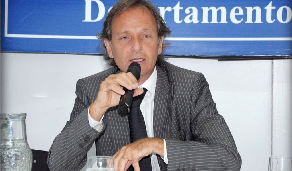 Morreu na madrugada dessa terça-feira, 14, na Argentina, o executivo Jorge Alejandro Delhon, funcionário de uma empresa acusado de propinas envolvendo o futebol sul-americano, denunciado pelo empresário argentino Alejandro Burzaco; Delhon se atirou à frente de um trem na cidade de Lanús. A informação foi confirmada pela polícia local; advogado de 52 anos, Delhon foi acusado por Burzaco de, juntamente com Julio Grondona (ex-presidente da AFA) e Pablo Paladino (Coordenador de Futebol), receber propinas, assim como outros altos executivos de Confederação Sul-Americana de Futebol (Conmebol)