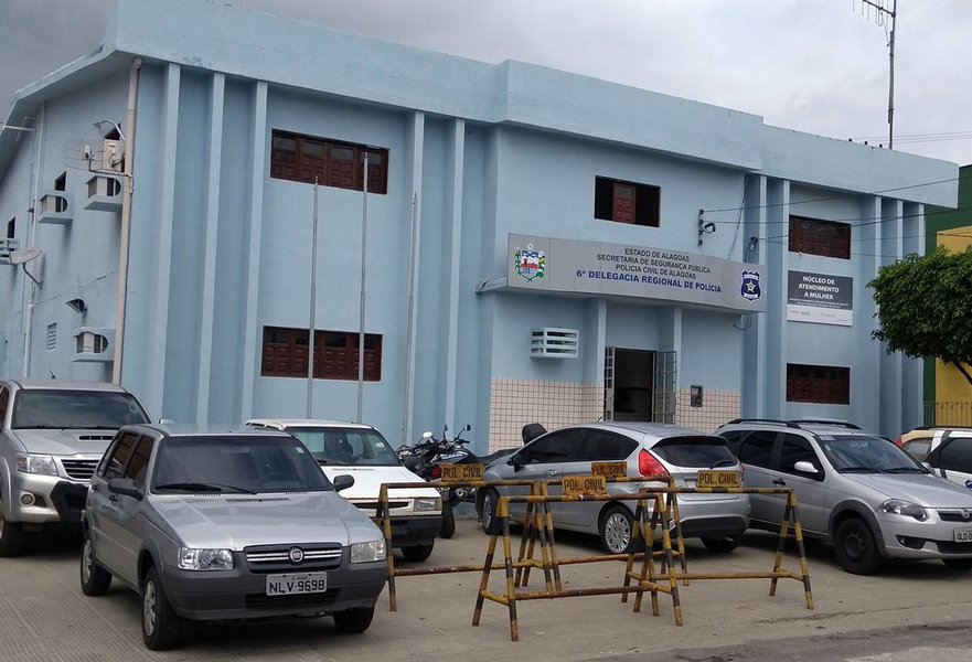 Segundo levantamento realizado pelo Sindicato dos Policiais Civis de Alagoas (Sindpol), mais de 40 municípios alagoanos estão sem delegados e cerca de 60 cidades são chefiadas por delegados com acúmulos de funções; ainda de acordo com o Sindpol, há uma defasagem de pelo menos 80 delegados, além de mais 50 chefes de delegacias que estão prestes a se aposentar; a categoria cobra do governo novas convocações da reserva técnica para suprir as necessidades das delegacias