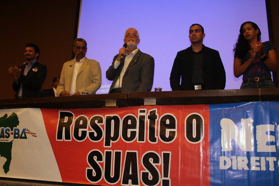 Assistentes sociais, gestores públicos, usuários, representantes dos poderes Executivo e Legislativo da capital e interior do da Bahia participaram na manhã desta segunda-feira do seminário sobre os desafios da gestão do Sistema Único de Assistência Social (SUAS) no Nordeste, em Salvador; o evento foi promovido pela Comissão de Seguridade Social e Família da Câmara dos Deputados e presidido pelo deputado federal Jorge Solla (PT); ele voltou a criticar o governo federal pelo corte de recursos imposto ao SUAS; "O Sistema Único de Assistência Social está seriamente ameaçado. Assistência social que funcione é a garantia de que nenhum cidadão precisará morar na rua, que ninguém passará fome. É a mão que o Estado estende para quem mais precisa ser incluído", criticou Solla
