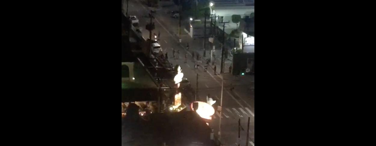 De acordo com a Secretaria da Segurança Pública e Defesa Social (SSPDS), não houve registro de assaltos a estabelecimentos comerciais ou abordagens a motoristas nas imediações da Praça Luíza Távora na noite desta segunda (13), conforme vem sendo divulgado em vídeo nas redes sociais. Em nota oficial divulgada hoje (14), a SSPDS informa que integrantes de torcidas organizadas marcaram um confronto nas imediações da praça. “Os policiais militares foram acionados para o local e conseguiram dispersar os integrantes das torcidas”, diz o texto. Quatro pessoas foram detidas, levadas para prestar esclarecimentos e liberadas em seguida   