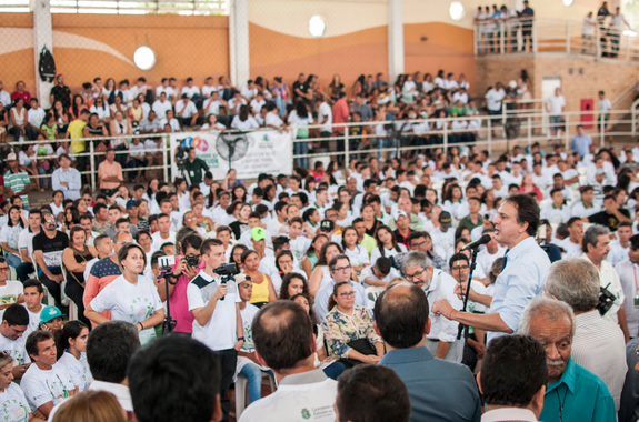 Foram selecionados 841 esportistas de 52 municípios cearenses, que serão contemplados com bolsas do program Ceará Atleta. O termo de compromisso foi assinado pelo governador Camilo Santana (PT), em solenidade nesta quinta-feira (16). O chefe do Executivo Estadual anunciou também que, ainda este mês, estarão abertas inscrições para que mais 926 atletas sejam atendidos pelo programa num segundo momento. "A ideia que a gente possa ampliar esse número de bolsas para 2018. É um auxílio que vai de R$ 100 a R$ 260, em três níveis de bolsa, para atletas e paratletas do Ceará. Essa é mais uma política que vem para fortalecer o esporte, a atividade física, o desenvolvimento esportivo dos nossos jovens", afirmou