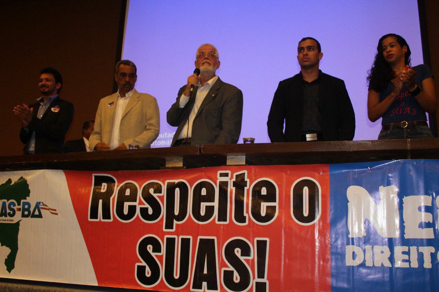 Assistentes sociais, gestores públicos, usuários, representantes dos poderes Executivo e Legislativo da capital e interior do da Bahia participaram na manhã desta segunda-feira do seminário sobre os desafios da gestão do Sistema Único de Assistência Social (SUAS) no Nordeste, em Salvador; o evento foi promovido pela Comissão de Seguridade Social e Família da Câmara dos Deputados e presidido pelo deputado federal Jorge Solla (PT); ele voltou a criticar o governo federal pelo corte de recursos imposto ao SUAS; "O Sistema Único de Assistência Social está seriamente ameaçado. Assistência social que funcione é a garantia de que nenhum cidadão precisará morar na rua, que ninguém passará fome. É a mão que o Estado estende para quem mais precisa ser incluído", criticou Solla
