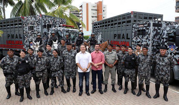 O governador Renan Filho (PMDB) anunciou que vai lançar, em breve, o modelo de segurança pública conhecido como Polícia de Proximidade nos bairros e a expansão do Programa Força Tarefa para o Corpo de Bombeiros (CB) e a Polícia Civil (PC); "Lançamos o Programa Força Tarefa para a PM com excelentes resultados. Agora, vamos lançá-lo para o Corpo de Bombeiros e a Polícia Civil, garantindo remuneração a quem quer entregar seu dia de folga para o serviço público. Isso vai fortalecer o entusiasmo do policial e a segurança do Estado de Alagoas", disse o governador
