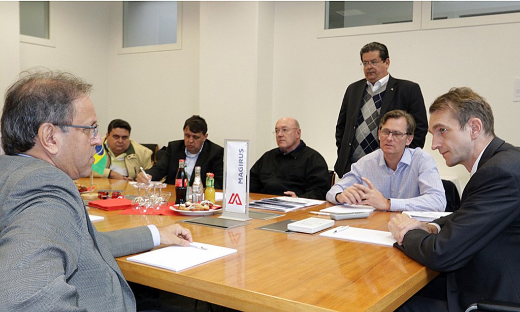 O governador do Tocantins, Marcelo Miranda, acompanhado da comitiva tocantinense que está na Alemanha para a Conferência das Nações Unidas sobre Mudança Climática (COP 23), esteve, na cidade de Ulm, a cerca de 570 quilômetros de Bonn, onde ocorre a Conferência; na agenda, encontro com o presidente mundial da Magirus, Marc Diening e uma visita à fábrica da empresa, para conhecer sua linha de produção e inspecionar os três modernos caminhões auto bomba tanque florestal, adquiridos pelo Governo do Tocantins para combate a incêndios e queimadas no Estado; "O Tocantins fez uma ótima aquisição. Os veículos adquiridos pelo Governo do Estado estão entre os mais modernos do mundo e com ótimos recursos", garantiu Marc Diening