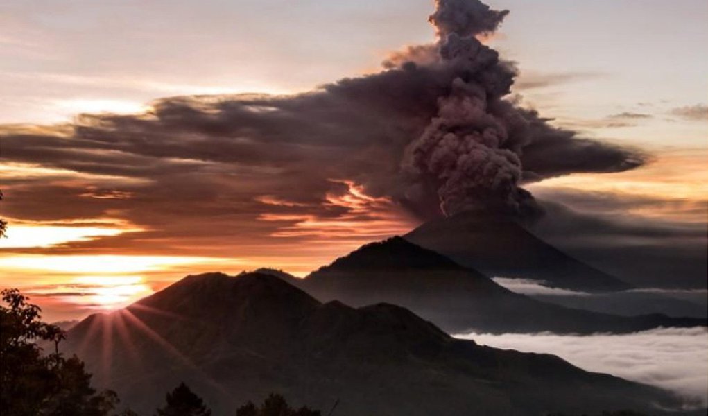 Indonésia fechou o aeroporto da ilha turística de Bali e ordenou que os 100 mil moradores que vivem perto de um vulcão em atividade que está emitindo colunas de cinzas se retirem imediatamente, alertando que a primeira erupção em 54 anos do Monte Agung, que deixou centenas de pessoas mortas em 1963, lançou cinzas vulcânicas a uma grande altura, e as autoridades disseram que uma erupção pode ser "iminente"