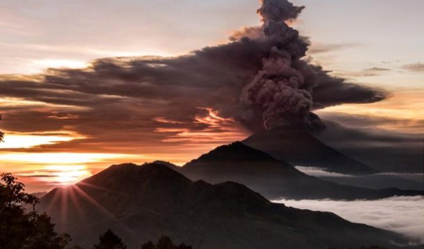 Indonésia fechou o aeroporto da ilha turística de Bali e ordenou que os 100 mil moradores que vivem perto de um vulcão em atividade que está emitindo colunas de cinzas se retirem imediatamente, alertando que a primeira erupção em 54 anos do Monte Agung, que deixou centenas de pessoas mortas em 1963, lançou cinzas vulcânicas a uma grande altura, e as autoridades disseram que uma erupção pode ser "iminente"