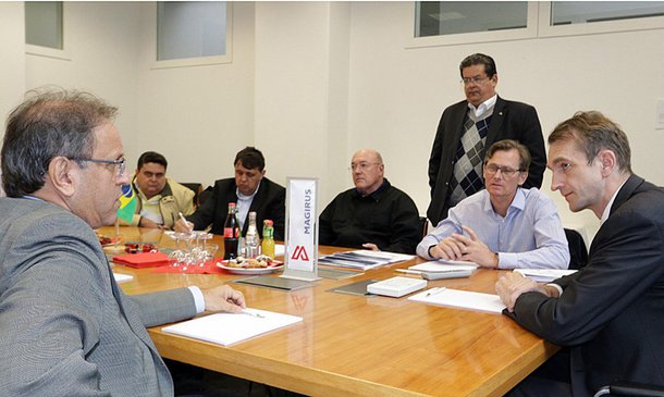 O governador do Tocantins, Marcelo Miranda, acompanhado da comitiva tocantinense que está na Alemanha para a Conferência das Nações Unidas sobre Mudança Climática (COP 23), esteve, na cidade de Ulm, a cerca de 570 quilômetros de Bonn, onde ocorre a Conferência; na agenda, encontro com o presidente mundial da Magirus, Marc Diening e uma visita à fábrica da empresa, para conhecer sua linha de produção e inspecionar os três modernos caminhões auto bomba tanque florestal, adquiridos pelo Governo do Tocantins para combate a incêndios e queimadas no Estado; "O Tocantins fez uma ótima aquisição. Os veículos adquiridos pelo Governo do Estado estão entre os mais modernos do mundo e com ótimos recursos", garantiu Marc Diening
