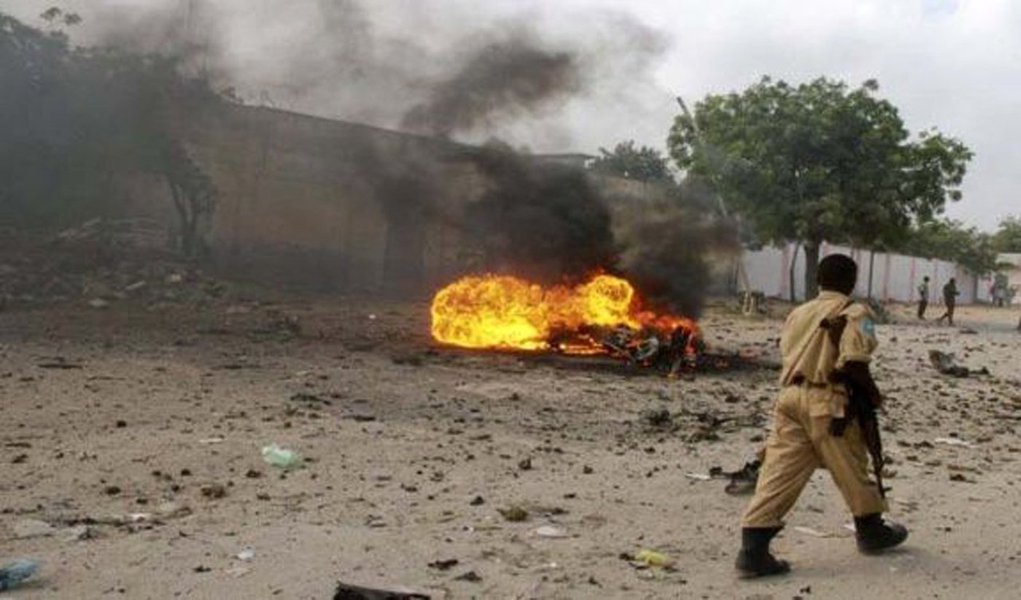 Homem-bomba disfarçado de policial se explodiu dentro de um campo de treinamento da polícia na capital da Somália, Mogadíscio, e matou ao menos 15 agentes e deixou outros 17 feridos; grupo militante islâmico Al Shabaab assumiu a responsabilidade pelo ataque