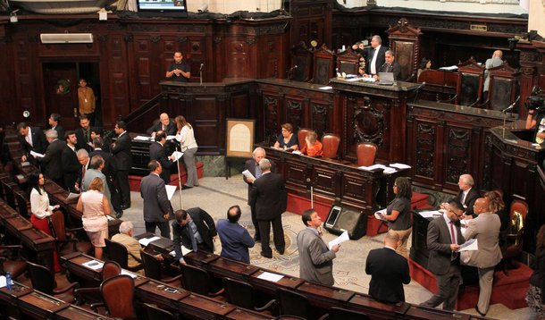 Os deputados estaduais do Rio de Janeiro decidiram nesta sexta-feira, 17, em sessão extraordinária, revogar as prisões do presidente da Assembleia Legislativa, Jorge Picciani, e dos deputados Paulo Melo e Edson Albertassi, atual líder do governo; em votação aberta, 39 deputados votaram por soltar os três colegas presos, enquanto a manutenção das prisões recebeu 15 votos. Um deputado se absteve