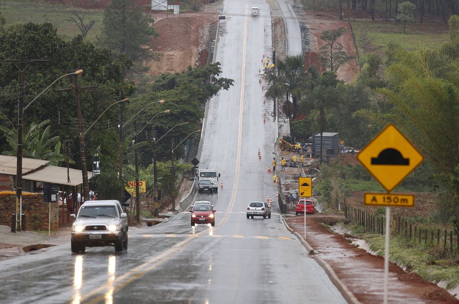 O governo do Distrito Federal inaugurou a pavimentação de 3,8 quilômetros da rodovia vicinal VC-533. Iniciadas em 2014, as obras precisaram ser interrompidas para a construção de uma ponte sobre o Rio Descoberto, também entregue nesta sexta; além de pavimentada, a VC-533 passa a contar com ciclovia no trecho de entroncamento com as BR-080, BR-251 e DF-180 e a divisa com o estado de Goiás (acesso ao Núcleo Rural Padre Lúcio); as benfeitorias custaram R$ 5,4 milhões