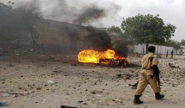 Homem-bomba disfarçado de policial se explodiu dentro de um campo de treinamento da polícia na capital da Somália, Mogadíscio, e matou ao menos 15 agentes e deixou outros 17 feridos; grupo militante islâmico Al Shabaab assumiu a responsabilidade pelo ataque