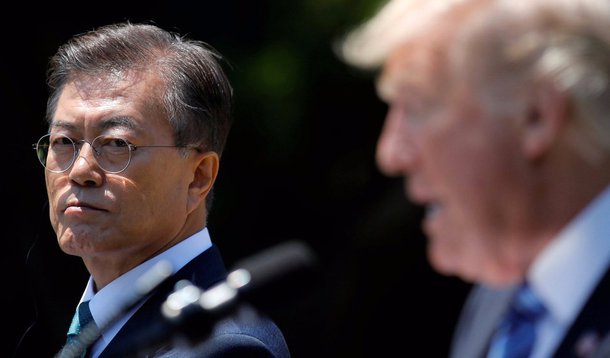 Presidente dos Estados Unidos, Donald Trump, não deve "sob nenhuma circunstância" tomar ações militares contra a Coreia do Norte sem o consentimento da Coreia do Sul, disse a líder do partido governista sul-coreano, Choo Mi-ae; "Queremos garantir que essa opção de outra guerra não seja colocada sobre a mesa. Sob nenhuma circunstância o governo dos EUA deve avançar e explorar uma opção militar sem o consentimento da Coreia do Sul", afirmou; "Nós precisamos buscar uma solução pacífica da questão em qualquer maneira que nos esteja disponível", completou