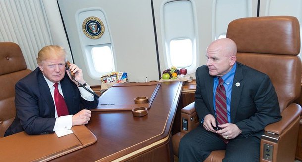 O assessor do presidente dos EUA para a segurança nacional, Herbert McMaster, declarou que os Estados Unidos continuarão fornecendo armamentos não letais para a Ucrânia; questionado se a administração norte-americana tem planos de enviar novos armamentos à Ucrânia, o assessor respondeu que sim; "Sim. Vamos continuar ampliando as capacidades de defesa da Ucrânia. Todos sabem que essas medidas visam o fornecimento de armamentos não letais", disse McMaster