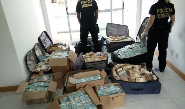 Ministro do STF Edson Fachin determinou o bloqueio parcial de sete empreendimentos imobiliários em Salvador ligados à família do ex-ministro Geddel Vieira Lima; entre os imóveis bloqueados está o La Vue, condomínio de alto padrão na Ladeira da Barra, área nobre da capital baiana; Fachin determinou o bloqueio de 20% do empreendimento, bem como o sequestro judicial da unidade 2301; apartamento esteve no centro do episódio que levou à renúncia de Geddel do cargo de ministro da Secretaria de Governo, após conflitos com o então ministro da Cultura, Marcelo Calero