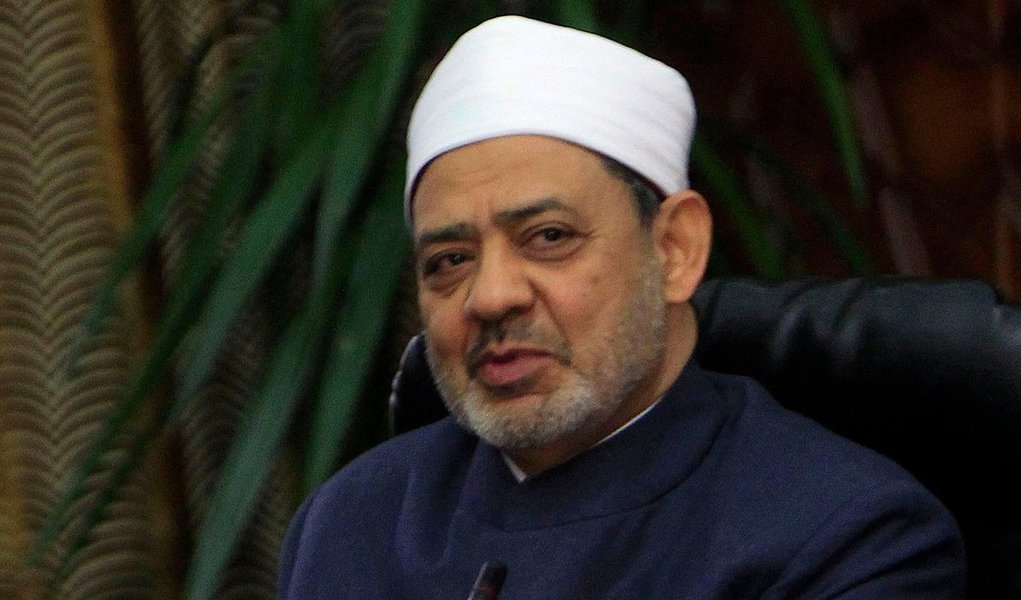 Sheikh da mesquita de Al Azhar, uma das principais instituições do islã sunita no Egito, Ahmed el Tayeb, se recusou a reunir-se com o vice-presidente dos Estados Unidos, Mike Pence, em protesto pela decisão de Washington de reconhecer Jerusalém como capital de Israel; "A Al Azhar não pode sentar-se com quem falsifica a história, rouba os direitos dos povos e agride seus lugares sagrados", afirmou em seu site oficial o Conselho dos Sábios dos Muçulmanos, presidido por Tayeb; "O presidente dos EUA deve retratar-se imediatamente desta decisão equivocada", acrescentou 