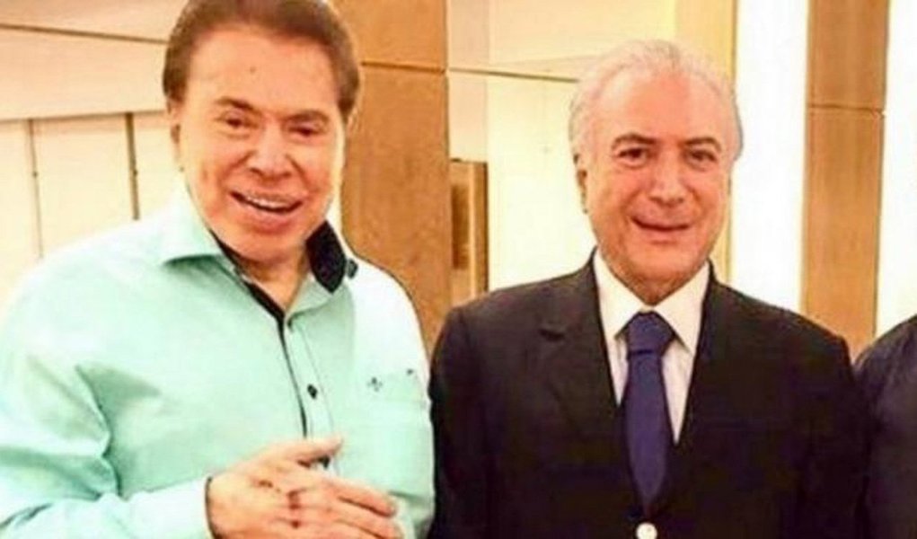 Michel Temer irá ao programa de Silvio Santos defender o projeto de Reforma da Previdência. Faz parte de uma campanha para popularizar o tema; informação é do colunista Lauro Jardim; aparição de Temer seria já neste domingo, véspera da votação na Câmara; como a reforma vai ficar mesmo para fevereiro, a ideia agora é que a ida de Temer se dê no último domingo de janeiro; pelos planos do Planalto, Silvio entrevistará Temer