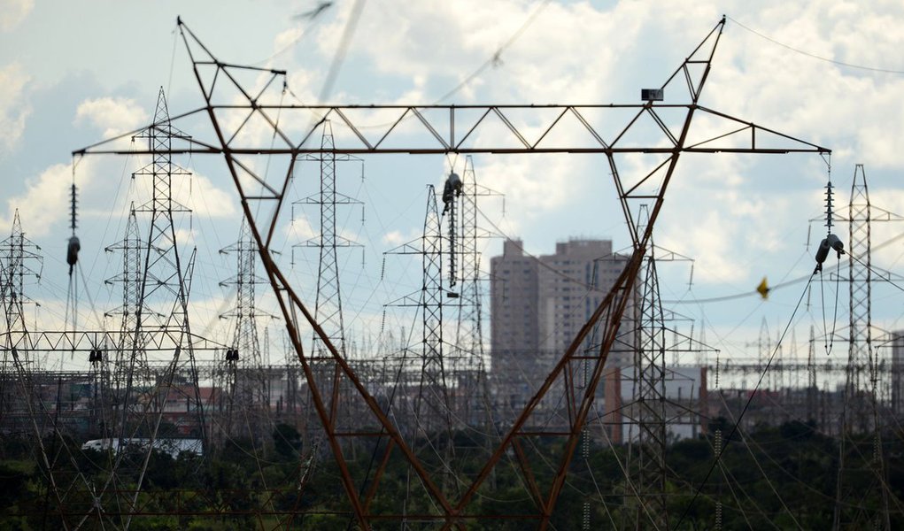 A Eletrobras divulgou nesta segunda-feira, 18, em fato relevante ao mercado e aos acionistas, o seu Plano Diretor de Negócios e Gestão (PDNG)para o período de 2018-2022, que prevê investimentos nos segmentos de geração, transmissão, distribuição e infraestrutura e outros que ultrapassam R$ 19,75 bilhões; só com investimentos corporativos, ou seja, previstos em negócios da própria Eletrobras, eles devem alcançar o total de R$ 14,239,077 bilhões; com geração de energia R$ 5,146,677 bilhões; e com transmissão, R$ 7,2 bilhões