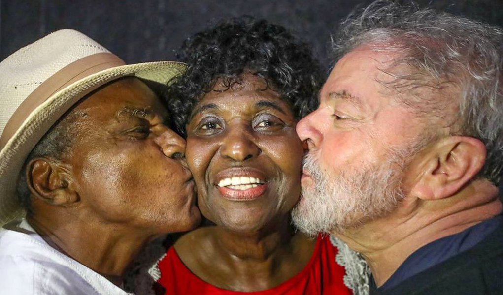 Pelo enorme apoio popular e pelos compromissos com a retomada democrática do Brasil, a Caravana de Lula vai muito além das eleições de 2018 e expressa algo mais profundo. Ela expressa a resistência democrática e o renascimento da consciência de cidadania de um povo que não aceita ser tratado pelo governo golpista como uma massa resignada de escravos