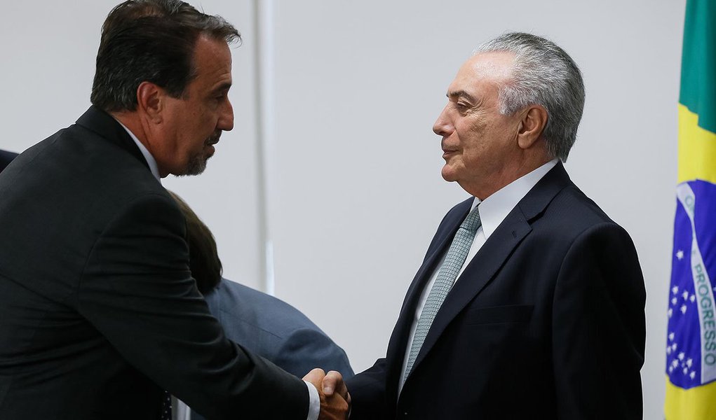 O jornalista Bernardo Mello Franco criticou o projeto de reforma ministerial cogitado por Michel Temer, que ampliará o fisiologismo no governo; "No governo Temer, a Black Friday vai começar mais cedo. A debandada do PSDB antecipou o saldão de cargos na Esplanada. O presidente promete negociar até 17 ministérios, segundo as contas do senador Romero Jucá. A primeira pasta em liquidação é a das Cidades, que ficou vaga com a saída do tucano Bruno Araújo. O favorito para arrematar a cadeira é o PP, partido com mais políticos investigados na Lava Jato", diz Mello Franco; entre os cotados para o cargo está o presidente da Caixa, Gilberto Occhi, que já comandou a pasta