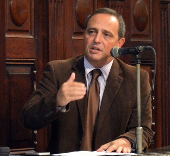 O deputado estadual Waldeck Carneiro (PT) defende mudanças nos critérios para indicação dos conselheiros dos tribunais de contas dos estados, sobretudo no do Rio de Janeiro; "Não é razoável que governadores indiquem membros às cortes de contas que depois fiscalizarão as contas desses mesmos governadores. Na maior parte dos casos, os indicados são pessoas que já serviram ao governo, seja no Executivo, seja no Legislativo. No caso do Estado do Rio de Janeiro, a situação é ainda mais grave, pois o TCE-RJ foi implodido: um ex-presidente, réu confesso, contribuiu diretamente para a prisão de cinco outros membros, que estão agora suspensos de suas funções", diz o deputado