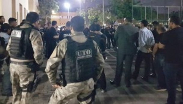 O Ministério Público do Estado do Ceará (MPCE) e a Secretaria da Segurança Pública e Defesa Social (SSPDS) deflagraram conjuntamente na manhã desta quinta-feira (14/12) a Operação Saratoga, que investiga a atuação do PCC no Ceará. A investigação teve início em maio de 2015, através do monitoramento e acompanhamento de várias lideranças da facção, tanto dentro quanto fora do sistema prisional. As investigações também apontaram a participação de policiais civis e militares nos crimes. Uma advogada também foi denunciada e teve a prisão decretada