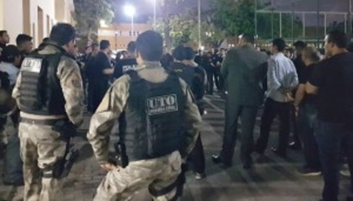 O Ministério Público do Estado do Ceará (MPCE) e a Secretaria da Segurança Pública e Defesa Social (SSPDS) deflagraram conjuntamente na manhã desta quinta-feira (14/12) a Operação Saratoga, que investiga a atuação do PCC no Ceará. A investigação teve início em maio de 2015, através do monitoramento e acompanhamento de várias lideranças da facção, tanto dentro quanto fora do sistema prisional. As investigações também apontaram a participação de policiais civis e militares nos crimes. Uma advogada também foi denunciada e teve a prisão decretada