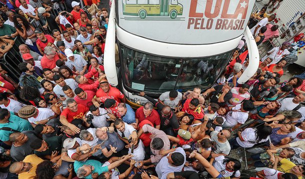 De passagem por Nova Iguaçu, no Rio de Janeiro, estado do juiz da Lava Jato Marcelo Bretas, que recentemente postou uma foto segurando um fuzil, o ex-presidente Lula declarou: "Ficam falando de armar a polícia. Não precisamos de mais armas. Precisamos de mais emprego, mais educação e salário maior"; Lula voltou também a denunciar a perseguição judicial contra ele; "Investigaram o Geddel [ex-ministro de Temer] e encontraram malas de dinheiro. Foram na minha casa, viraram colchão, abriram televisão, exaustor. Acharam que iam achar dinheiro, ouro, joias. Não acharam nada e a única joia que acharam foi a joia de caráter"; assista