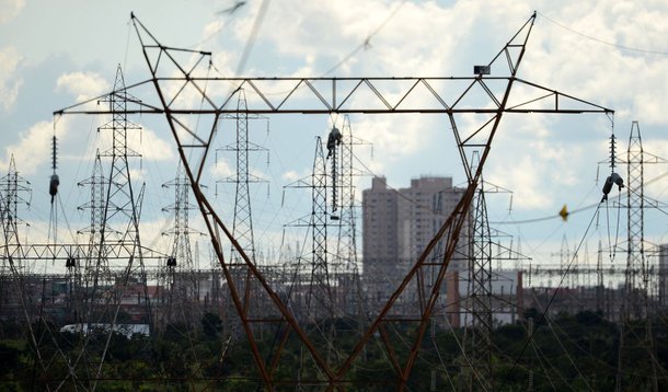 A Eletrobras divulgou nesta segunda-feira, 18, em fato relevante ao mercado e aos acionistas, o seu Plano Diretor de Negócios e Gestão (PDNG)para o período de 2018-2022, que prevê investimentos nos segmentos de geração, transmissão, distribuição e infraestrutura e outros que ultrapassam R$ 19,75 bilhões; só com investimentos corporativos, ou seja, previstos em negócios da própria Eletrobras, eles devem alcançar o total de R$ 14,239,077 bilhões; com geração de energia R$ 5,146,677 bilhões; e com transmissão, R$ 7,2 bilhões