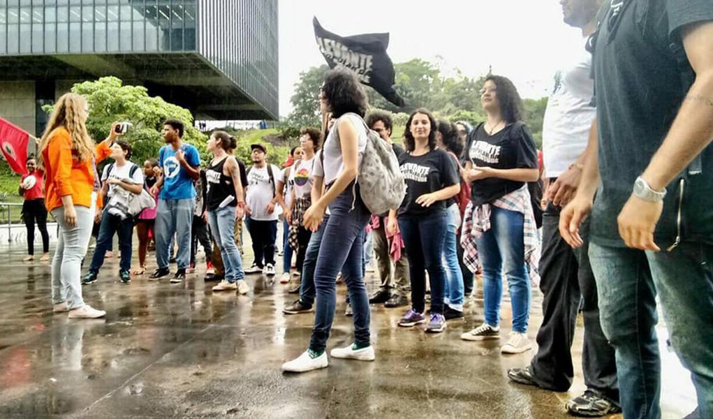 Cerca de 300 jovens, entre membros do Levante Popular da Juventude e de organizações sociais fazem protesto na manhã desta sexta-feria, 8, em frente à sede da Petrobras no Rio de Janeiro; grupo se manifesta contra a presença do juiz federal Sérgio Moro na empresa para uma conferência em virtude do Dia Internacional de Combate à Corrupção; no protesto transmitido ao vivo, os manifestantes denunciam que a atuação do juiz Sérgio Moro é parte de uma "articulação de outros atores que compõem a Liga da Injustiça"