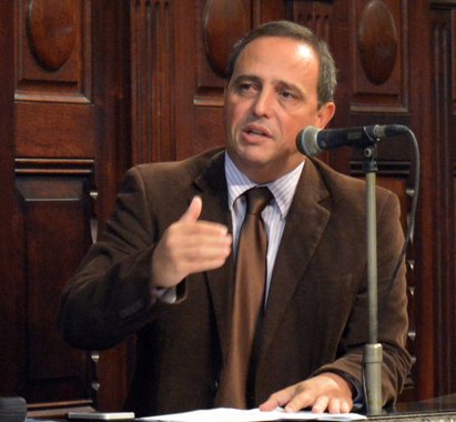 O deputado estadual Waldeck Carneiro (PT) defende mudanças nos critérios para indicação dos conselheiros dos tribunais de contas dos estados, sobretudo no do Rio de Janeiro; "Não é razoável que governadores indiquem membros às cortes de contas que depois fiscalizarão as contas desses mesmos governadores. Na maior parte dos casos, os indicados são pessoas que já serviram ao governo, seja no Executivo, seja no Legislativo. No caso do Estado do Rio de Janeiro, a situação é ainda mais grave, pois o TCE-RJ foi implodido: um ex-presidente, réu confesso, contribuiu diretamente para a prisão de cinco outros membros, que estão agora suspensos de suas funções", diz o deputado