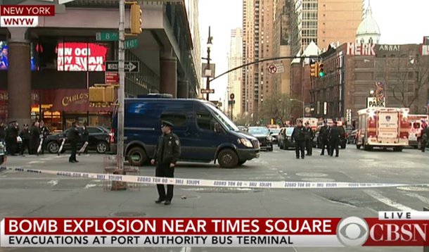 Departamento da Polícia de Nova York declarou o recebimento de informações sobre uma explosão em Manhattan, com a evacuação em curso; "O Departamento da Polícia de Nova York está comentando a explosão de origem desconhecida na Rua 42 e Avenida 8. As linhas A, C e E estão sendo evacuadas agora. Informações preliminares; mais informações serão dadas assim que recebidas", escreveu a polícia no Twitter