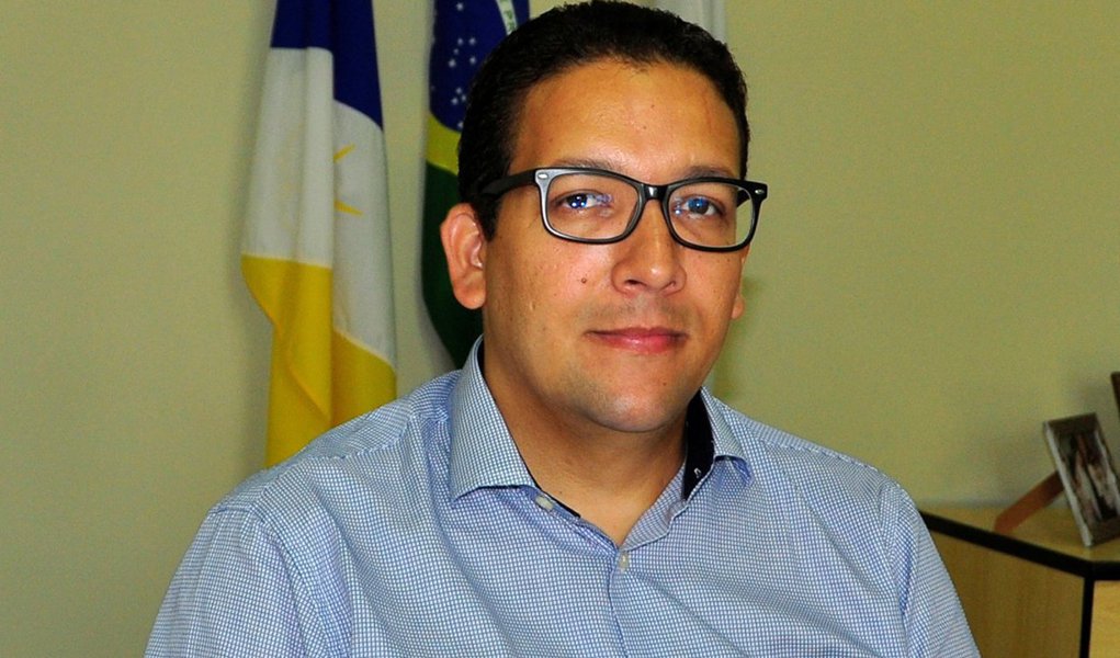 Foi publicada no Diário Oficial do Estado a MP que institui o Programa de Desligamento Voluntário (PDV) e a redução de jornada de trabalho para os servidores efetivos estaduais; o servidor efetivo do estado pode se preparar para entrar com pedido de licença por interesse pessoal, sem remuneração contínua, e da redução de jornada de trabalho; pelo programa são oferecidos aos servidores licenças de três anos, prorrogáveis por igual período, com a permissão para trabalho em empresa particular; a Secretaria de Administração (Secad) informou que, apesar de instituído o Programa, falta a regulamentação a ser feita pela própria pasta