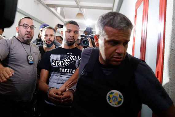 Um possível acordo de delação premiada com Rogério Avelino da Silva, o Rogério 157, poderia levar o governo do estado do Rio de Janeiro a rever o pedido de transferência do o traficante para uma penitenciária federal; a possibilidade foi revelada pelo secretário estadual de Segurança Pública, Roberto Sá, que participou de uma mesa-redonda sobre a violência no Rio de Janeiro, na Escola Superior de Guerra