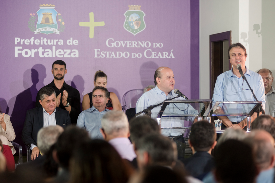 No lançamento do programa Juntos por Fortaleza, na manhã desta sexta-feira (17), o governador Camilo Santana (PT) e o prefeito Roberto Cláudio (PDT) anunciaram investimentos da ordem de R$ 1,851 bilhão para o primeiro eixo de atuação do plano, que contempla mobilidade, urbanismo e meio ambiente. Serão realizadas a urbanização de lagoas, comunidades e áreas preservadas, a reforma de áreas de lazer e esporte, obras de mobilidade, drenagem e abastecimento de água, dentre outras políticas