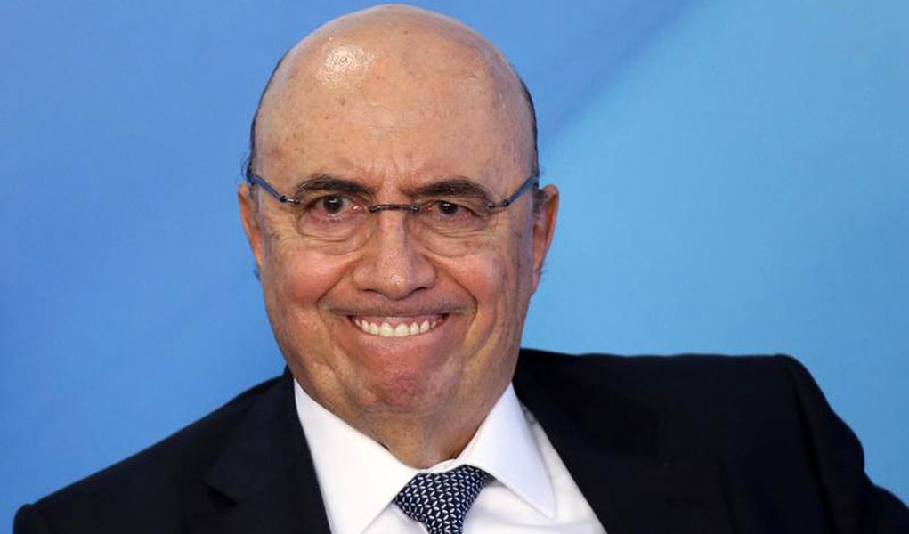 Ministro da Fazenda, Henrique Meirelles, afirmou que a reforma da Previdência precisa ser aprovada para evitar mais cortes de gastos, incluindo para emendas parlamentares, claro sinal aos deputados que resistem em apoiar o projeto; "Isso (não aprovação da reforma) vai evidentemente restringir de uma forma gravíssima investimentos em educação, em segurança, saúde etc. E emendas parlamentares também", afirmou ; governo Michel Temer tem usado com força a máquina pública para tentar garantir votos favoráveis suficientes à reforma da Previdência, inclusive liberando mais recursos a parlamentares