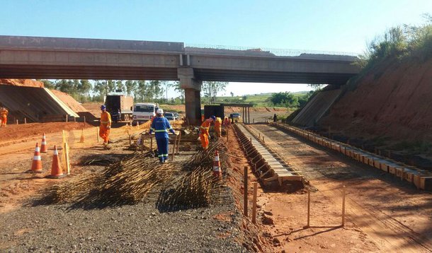 O governo de Geraldo Alckmin (PSDB) tem pelo menos dez obras viárias com mais de um ano de atraso. Entre os projetos pendentes, estão obras importantes, como o trecho norte do Rodoanel e a Nova Tamoios Contornos; projeto da Nova Tamoios Contorno, com pista dupla entre São Sebastião e Caraguatatuba, no litoral norte, foi licitado em 2012; a entrega deveria ter sido feita há um ano