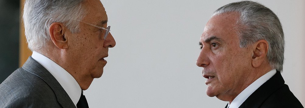 Jornalista Fernando Brito, do Tijolaço, afirma que a imprensa "não vê coisas evidentes, ditas na sua frente, como a frase que Michel Temer usou, ao lado de Geraldo Alckmin, ao dizer que o desembarque (formal) dos tucanos de seu governo 'será uma coisa cortês e elegante'"; "A expressão tem um endereço certo, nada difícil de entender: a nova grosseria de Fernando Henrique Cardoso, que falou a Andrea Sadi, do G1, na quarta feira, que estava na hora do PSDB 'cair fora'", diz; "Quando o 'príncipe dos sociólogos' vira assistente de palco de Luciano Huck e toma lições de boa-educação de Michel Temer é que, de fato, para ele, já chegou a hora de 'cair fora'"