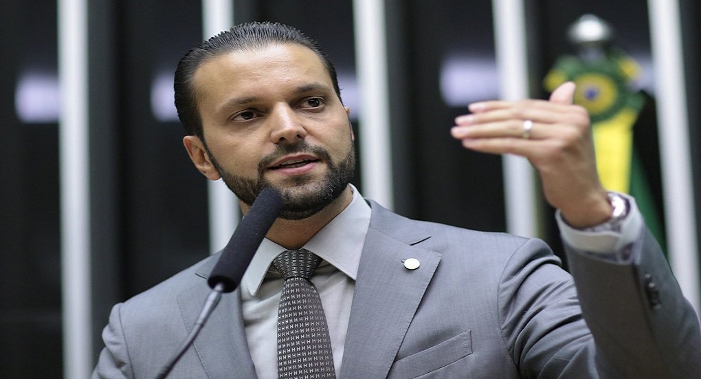 O deputado federal Alexandre Baldy oficializou sua saída do Podemos após intervenção da direção nacional no diretório goiano; oficialmente, a causa da rusga foi porque Baldy não cumpriu exigência do partido que determinava aparição do senador Álvaro Dias, pré-candidato ao Planalto, nos programas. Baldy preferiu dar espaço a políticos locais; o motivo real da saída, no entanto, pode ser outro. Baldy foi citado na delação do doleiro Lúcio Funaro; o deputado nega conhecer Funaro e rejeita qualquer acusação