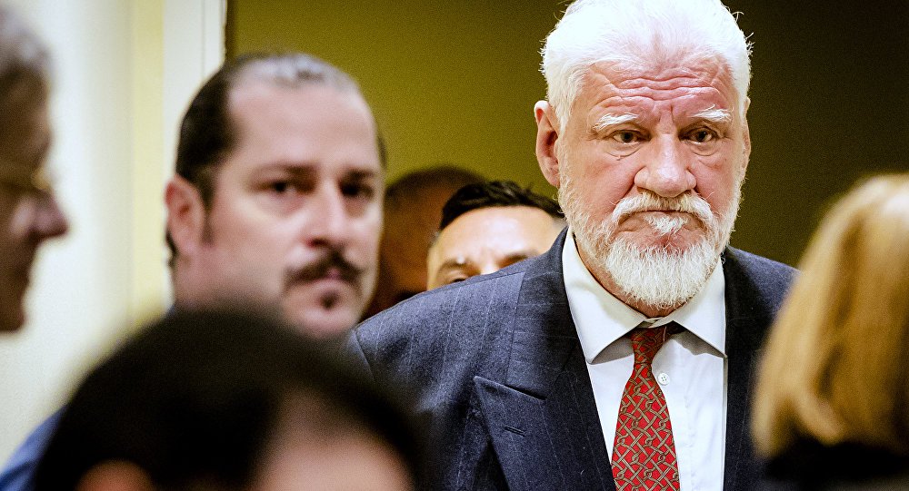 O croata da Bósnia e Herzegovina, Slobodan Praljak, tomou veneno no tribunal após ouvir sua sentença por crimes de guerra, segundo a mídia croata; general de 72 anos foi sentenciado pelo Tribunal Penal Internacional a 20 anos de prisão por crimes cometidos durante a Guerra da Bósnia; ao ouvir confirmação de sua sentença, o general croata bebeu um pequeno frasco com líquido, dizendo ao juiz: "Tomei veneno"
