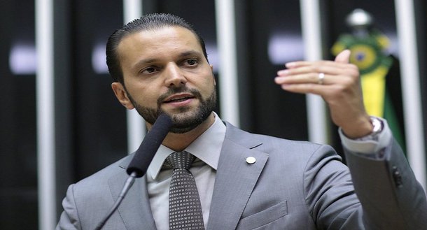 O deputado federal Alexandre Baldy oficializou sua saída do Podemos após intervenção da direção nacional no diretório goiano; oficialmente, a causa da rusga foi porque Baldy não cumpriu exigência do partido que determinava aparição do senador Álvaro Dias, pré-candidato ao Planalto, nos programas. Baldy preferiu dar espaço a políticos locais; o motivo real da saída, no entanto, pode ser outro. Baldy foi citado na delação do doleiro Lúcio Funaro; o deputado nega conhecer Funaro e rejeita qualquer acusação