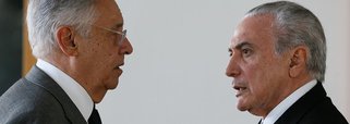 Jornalista Fernando Brito, do Tijolaço, afirma que a imprensa "não vê coisas evidentes, ditas na sua frente, como a frase que Michel Temer usou, ao lado de Geraldo Alckmin, ao dizer que o desembarque (formal) dos tucanos de seu governo 'será uma coisa cortês e elegante'"; "A expressão tem um endereço certo, nada difícil de entender: a nova grosseria de Fernando Henrique Cardoso, que falou a Andrea Sadi, do G1, na quarta feira, que estava na hora do PSDB 'cair fora'", diz; "Quando o 'príncipe dos sociólogos' vira assistente de palco de Luciano Huck e toma lições de boa-educação de Michel Temer é que, de fato, para ele, já chegou a hora de 'cair fora'"