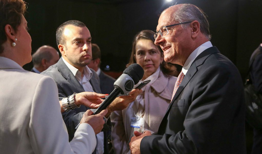 Governador de São Paulo, Geraldo Alckmin, decidiu que irá disputar a presidência do PSDB; primeiro sinal positivo veio do senador Tasso Jereissati (CE), que abriu mão de concorrer ao cargo; dúvida, agora, fica por conta do governador de Goiás, Marconi Perillo, que ainda não confirmou se desistirá da intenção de participar da eleição interna; caso consiga pacificar o PSDB, Alckmin ganha musculatura para ser o candidato oficial do partido para disputar a Presidência da República nas eleições do próximo ano