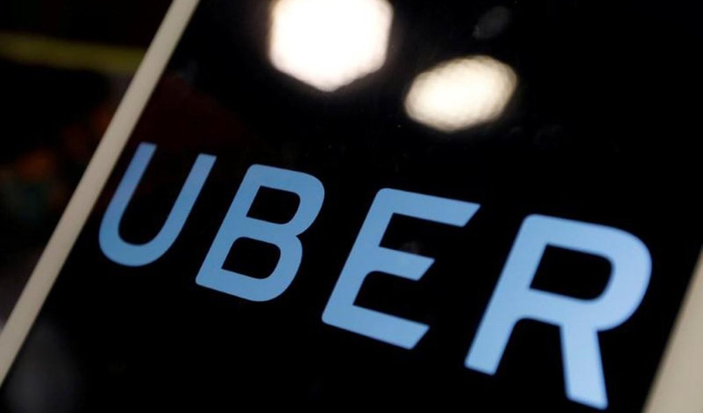 Uber Technologies pagou US$ 100 mil para hackers manterem em segredo uma  invasão ocorrida no ano passado que expôs informações pessoais de cerca de 57 milhões de contas; revelação do acobertamento do incidente na empresa norte-americana resultou na demissão de dois funcionários responsáveis por sua reação à invasão; informações roubadas incluíam nomes, endereços de e-mail e números de celular de usuários do Uber de todo o mundo, além dos nomes e números de carteiras de motorista de cerca de 600 mil motoristas norte-americanos
